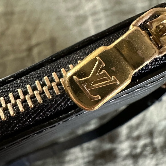 VINTAGE Louis Vuitton Pochette Accessoire in black Epi Leather - Picture 9 of 14